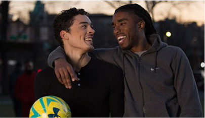 Compañeros del equipo de fútbol sonriendo después de un partido.