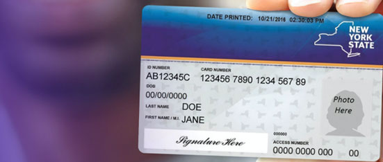 Persona sosteniendo la tarjeta de Medicaid del estado de Nueva York.