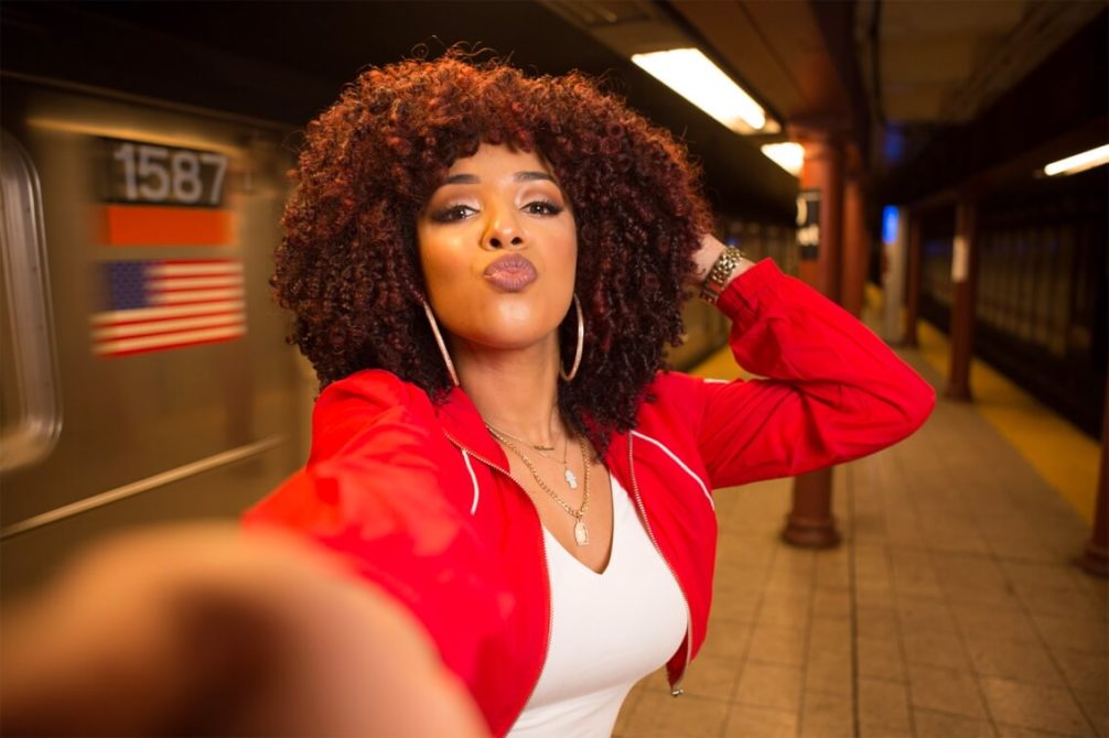 Persona de pie en una parada de autobús