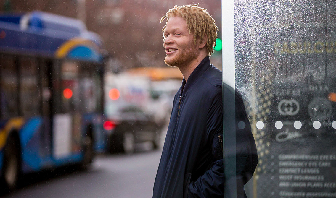 Persona de pie en una parada de autobús