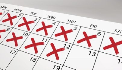Calendario con días tachados.