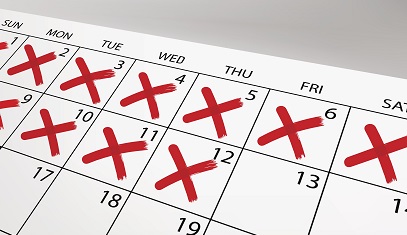 Calendario con días tachados.